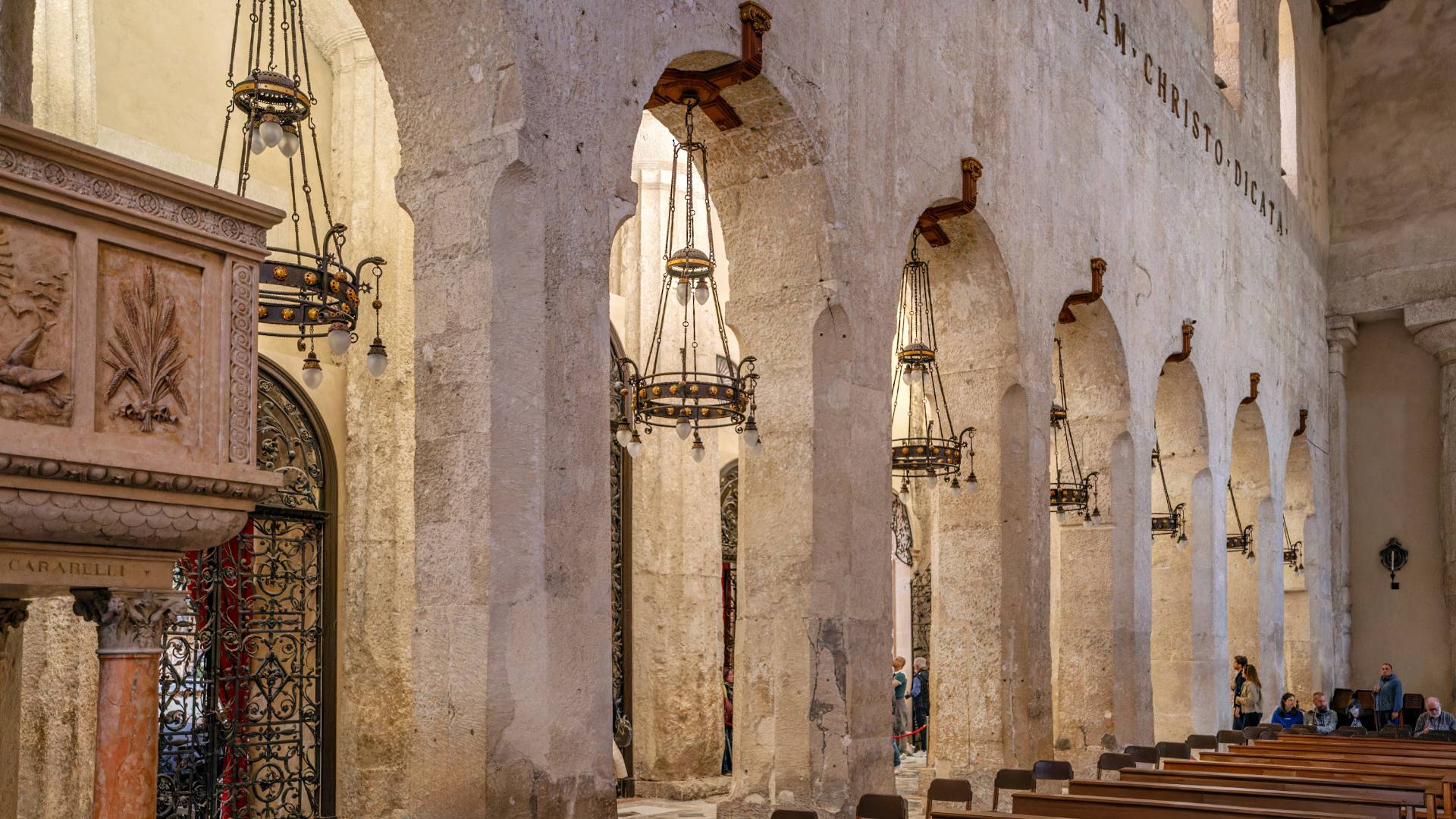 Im Innern der Kathedrale